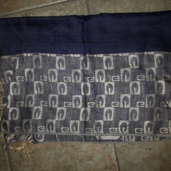 🍃 3 for 36 - Navy & Silver - Guess Pashmina NWOT - Picture 3 of 4